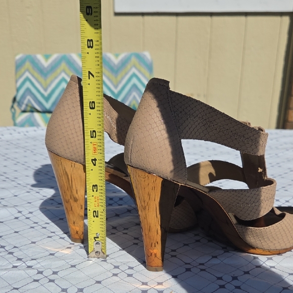 MICHAEL Michael Kors Tan and Gold Heels - Picture 12 of 14